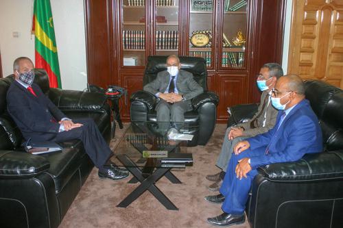 وزير العدل محمد محمود بيه خلال لقائه بالسفير البريطاني